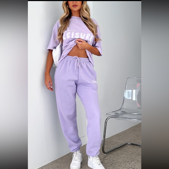 White Fox Boutique Leisure Series Tee Shirt & Sweatpants Set - Picture 4 of 15